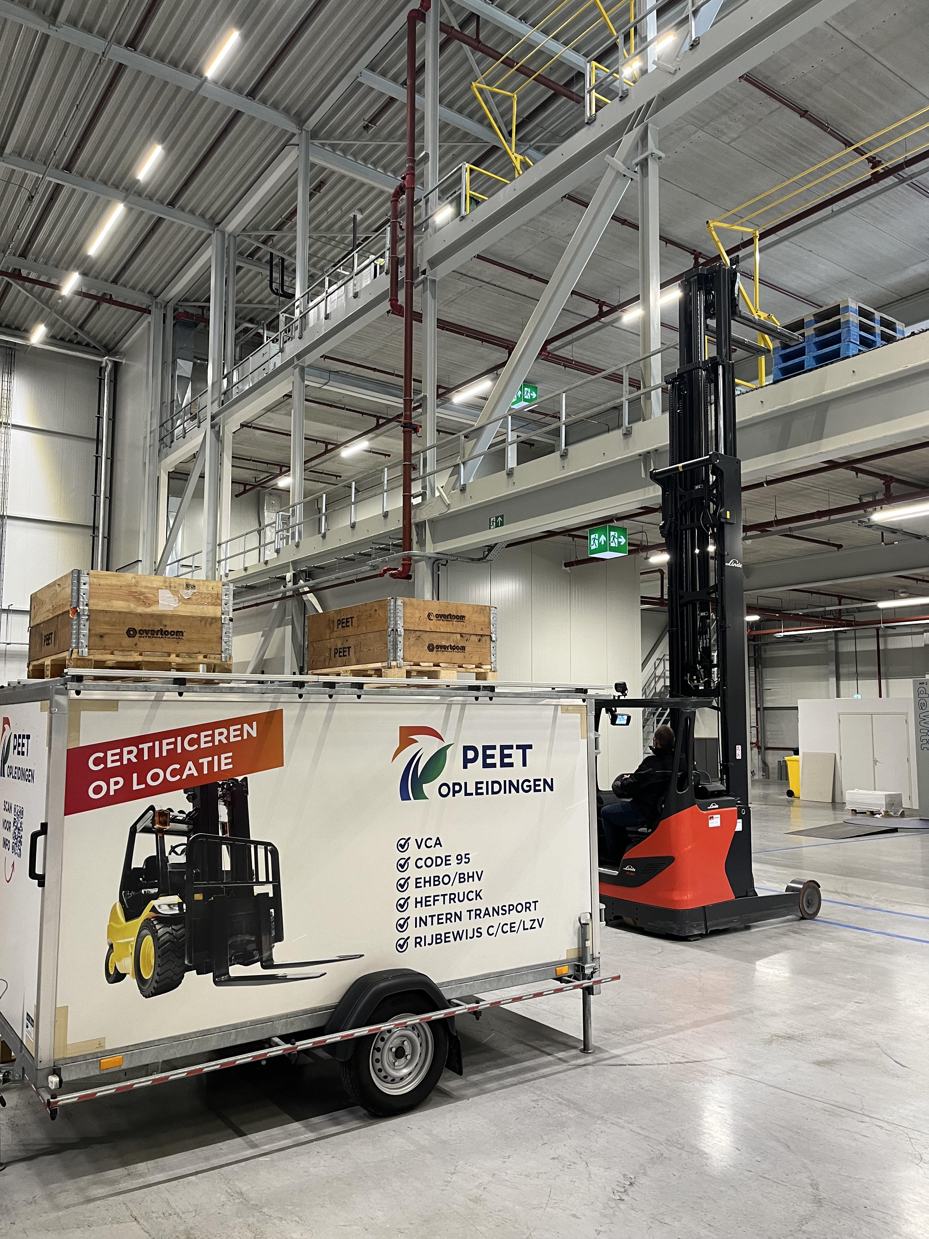 Afzetten door de reachtruck op hoogte